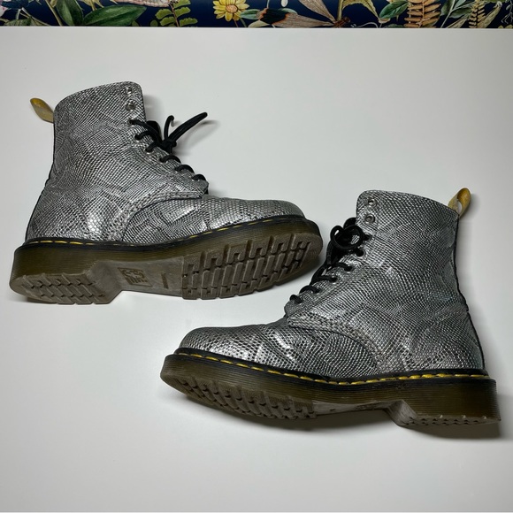 Dr. Martens combat boots in vegan silver snakeskin - Picture 6 of 8